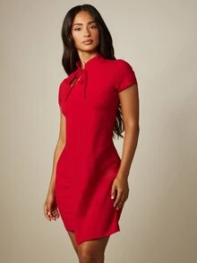 MISSGUIDED Gaun mini kerah Mandarin yang elegan dengan detail tali leher berlubang dan lengan pendek, sempurna untuk pesta dan kencan malam. - Merah - View 1