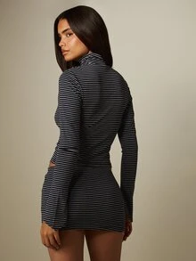 MISSGUIDED طقم قطعتين من ملابس علوية قصير بأكمام طويلة وياقة قمعية من قماش الجيرسي المخطط وتنورة قصيرة - الأزرق - مشاهدة 2