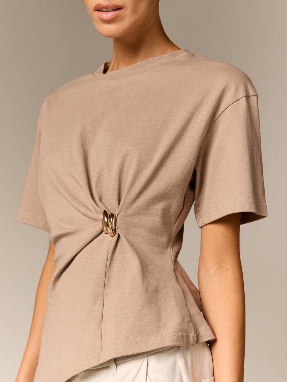 AiiRZ Crew Neck T-Shirt With Gold Ring Cinch Waist