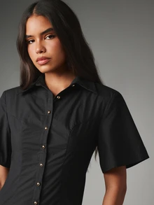 MISSGUIDED 短袖荷葉袖鈕扣式迷你襯衫洋裝，領口領圈設計，金色壓扣，夏季日系洋裝 - 黑色 - 查看 5