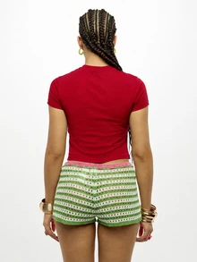 SUMWON WOMEN Island Girl 圖案短版上衣 扶桑花印花短袖修身 T-shirt 夏季度假上衣 - 紅色 - 查看 2
