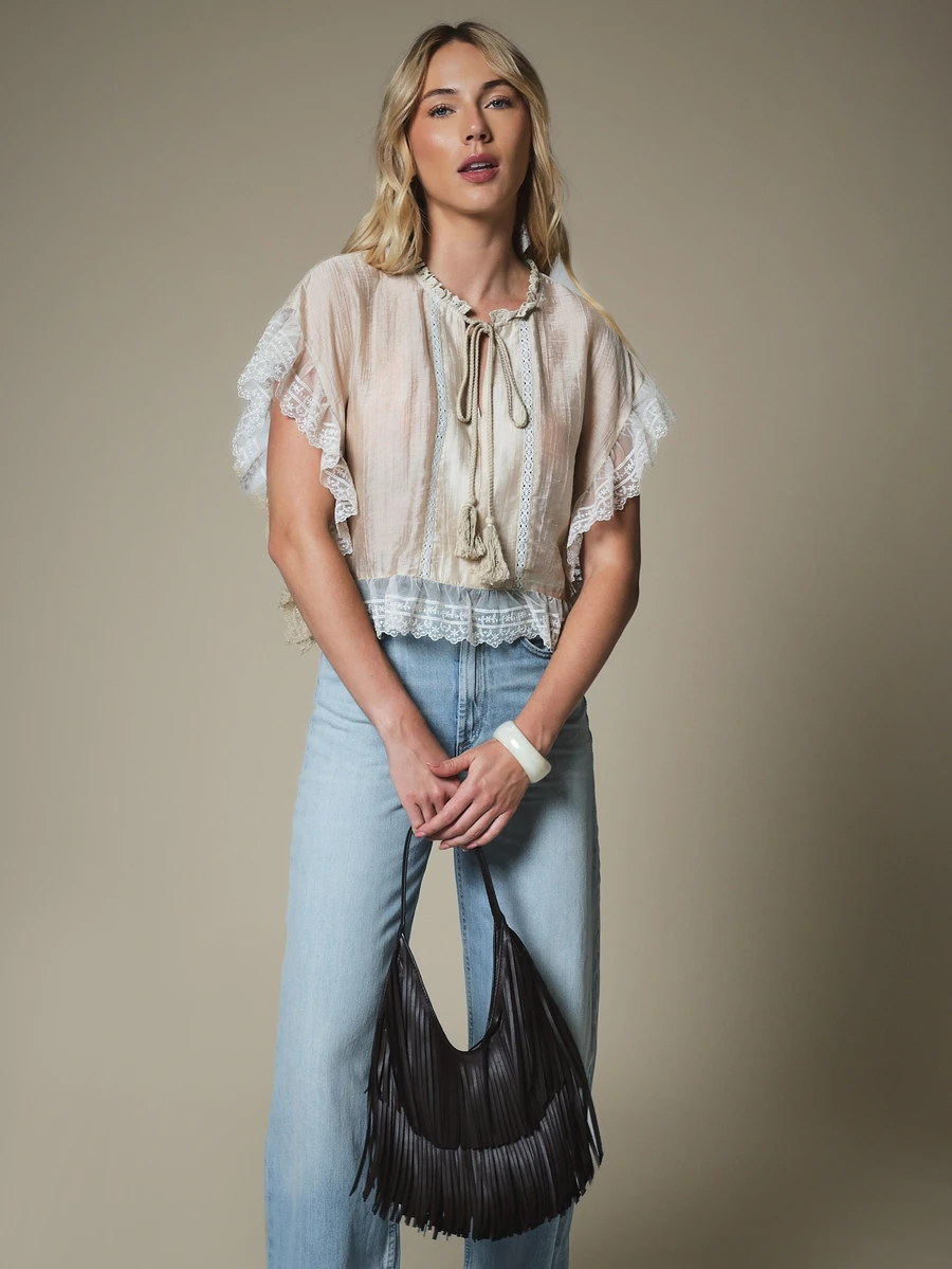KSTM Boho-Crop-Bluse mit Spitzenbesatz, Rüschenärmeln, Quasten-Bindeband am Ausschnitt und wellenförmigem Saumdetail, Sommer-Festival-Top - Khaki - Übersicht 1