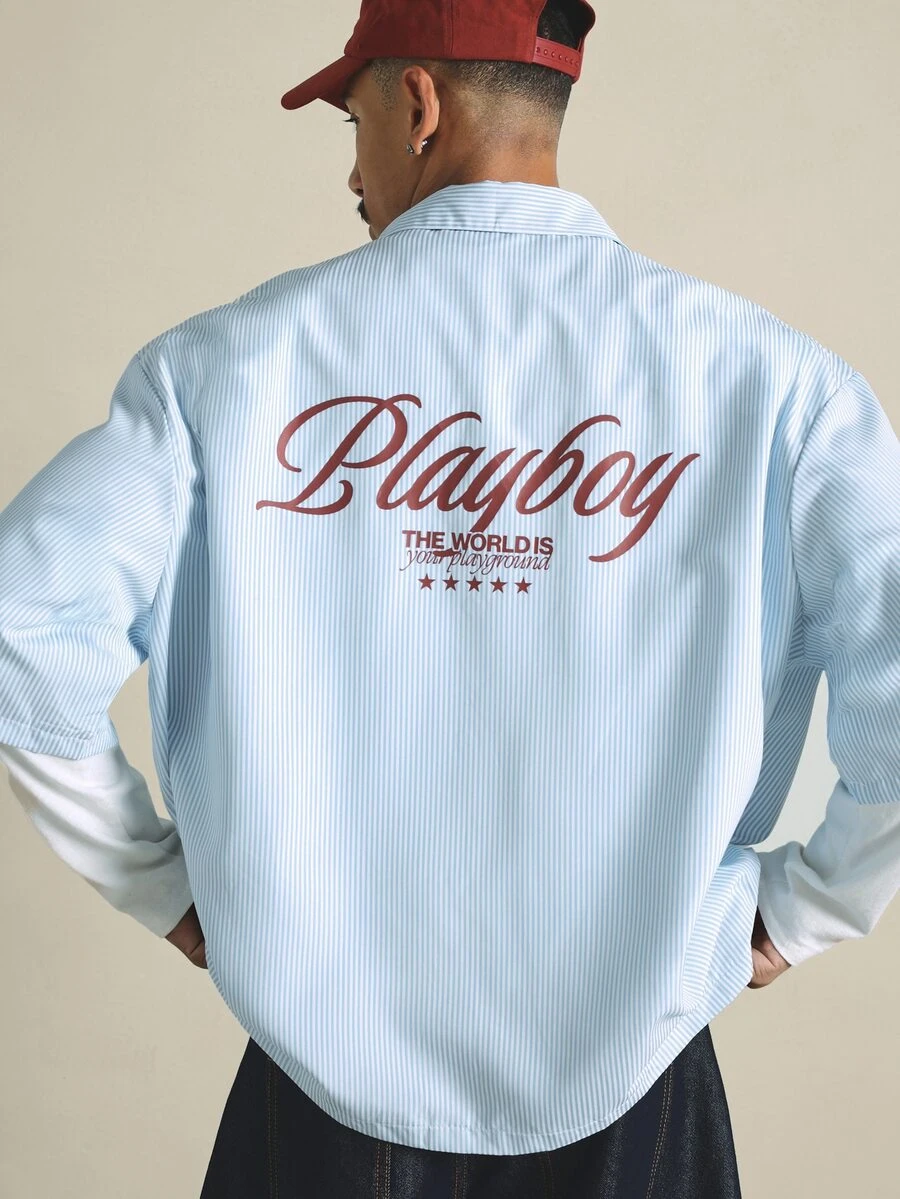 PLAYBOY X SUMWON 寬鬆短袖條紋襯衫,背面圖形文字印花,胸前口袋,夏季度假休閒風 - 藍色 - 查看 1