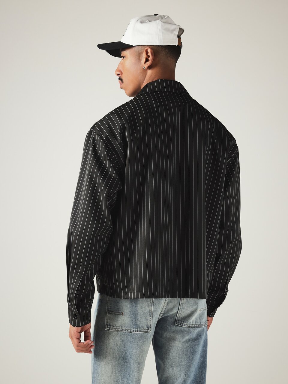 Nadelstreifen Doppelreiher Oversized Blazer Jacke mit Kerbrevers und besticktem Monogramm Logo Detail