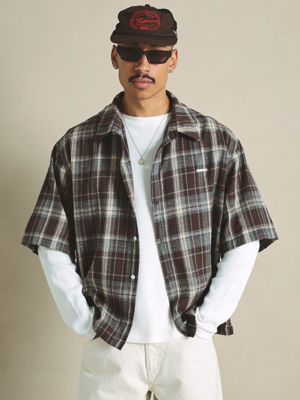 Camicia a quadri in flanella a maniche corte con vestibilità boxy, bottoni e stampa distintiva sul retro, con colletto aperto