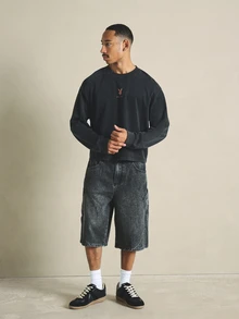 PLAYBOY X SUMWON Shorts Denim Jorts Lavados em Ácido com Bordado de Coelho, Perna Larga, Estilo Carpinteiro, com Bolso Patch, Pronto para Festival de Verão - Preto - Visão 2