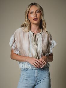 KSTM Boho-Crop-Bluse mit Spitzenbesatz, Rüschenärmeln, Quasten-Bindeband am Ausschnitt und wellenförmigem Saumdetail, Sommer-Festival-Top - Khaki - Übersicht 6