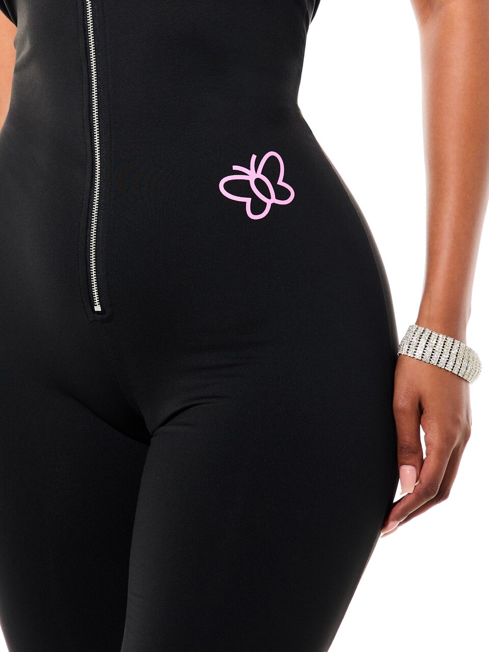 SUMWON WOMEN 홀터넥 딥 플런지 지퍼 프론트 카프리 점프수트 오픈백 스크립트 로고 디테일