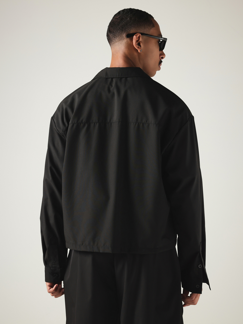 Cropped Blazer-Collar Overshirt Jacket With Button Closure And Long Sleeves For Smart Casual Occasions