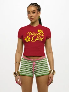 SUMWON WOMEN Island Girl 圖案短版上衣 扶桑花印花短袖修身 T-shirt 夏季度假上衣 - 紅色 - 查看 1