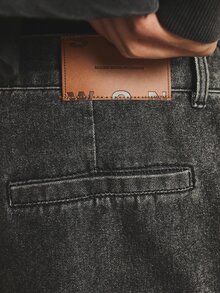 PLAYBOY X SUMWON Shorts Denim Jorts Lavados em Ácido com Bordado de Coelho, Perna Larga, Estilo Carpinteiro, com Bolso Patch, Pronto para Festival de Verão - Preto - Visão 7