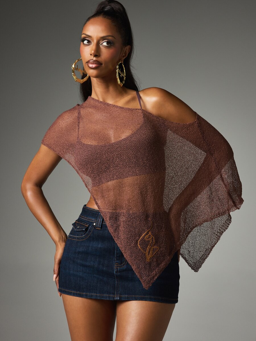 BABYPHAT ملابس علوية شفافة من الشبك بتصميم كتل لونية وكتف واحد وأكمام قصيرة وحجم كبير مع تفاصيل شعار مطرز وحافة علوية وسفلية غير متساوية للخروج في ليالي الصيف - قهوة بني - مشاهدة 1