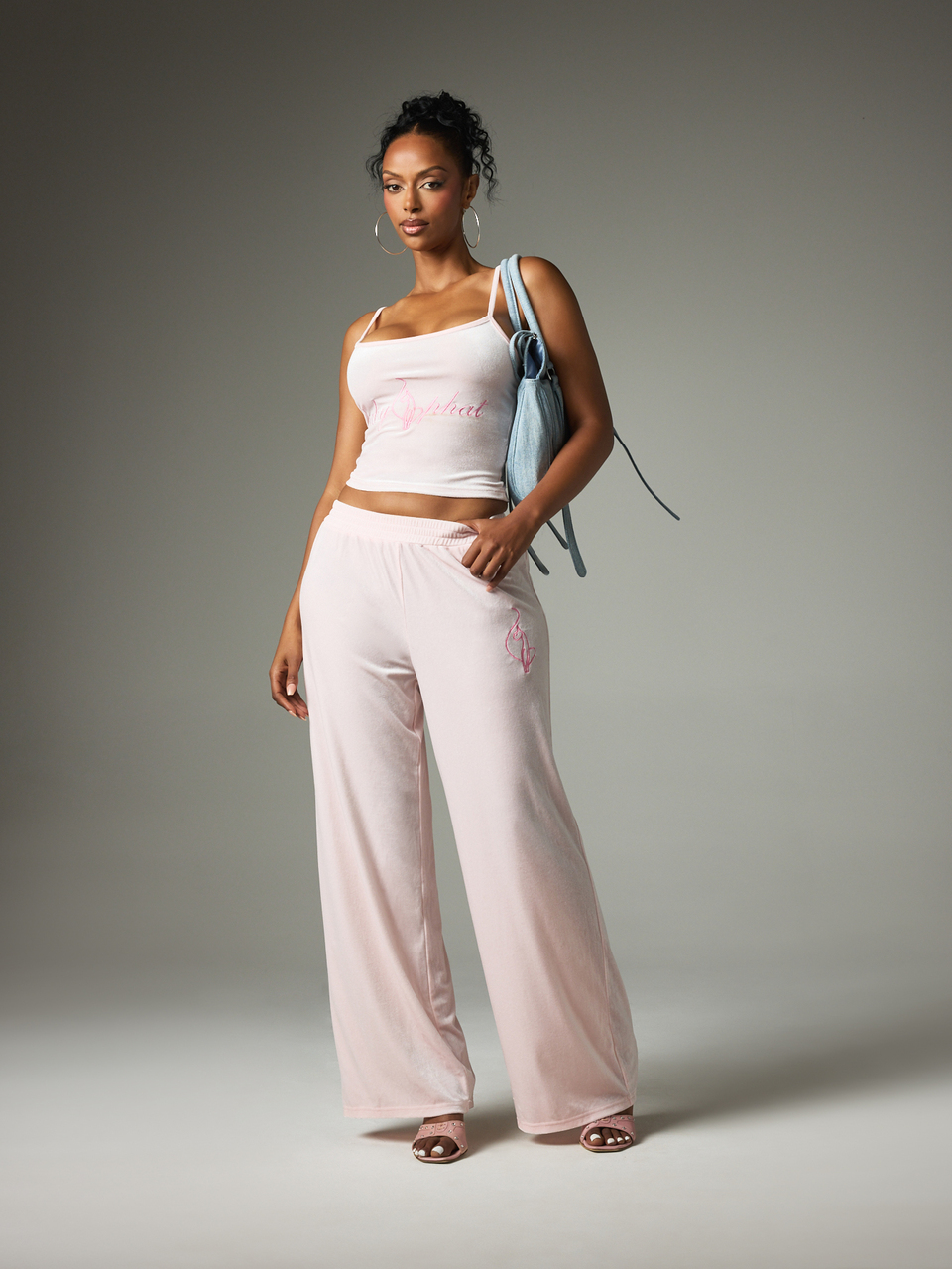 BABYPHAT Top Camisete de Veludo com Logo Bordado, Decote Redondo e Alças Finas Ajustáveis, Ajuste Cropped