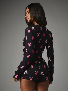 Missguided x Playboy طقم ملابس منزلية وبيجامة مكون من توب قصير بأكمام طويلة بطبعة شعار أرنب متكررة وشورت بوكسر متناسق - الأسود - مشاهدة 2