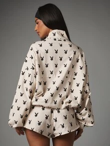 Missguided x Playboy جاكيت كاجوال بسحاب كامل فضفاض مع طباعة شعار الأرنب على كامل القطعة وأكمام طويلة وياقة بسحاب - كاكي - مشاهدة 2