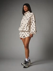 Missguided x Playboy جاكيت كاجوال بسحاب كامل فضفاض مع طباعة شعار الأرنب على كامل القطعة وأكمام طويلة وياقة بسحاب - كاكي - مشاهدة 5