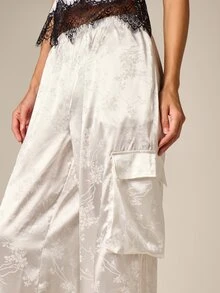 AiiRZ Celana Kargo Kaki Lebar Jacquard Bunga Satin dengan Pinggang Elastis dan Kantong Kargo Samping Panjang Penuh - Putih - View 4