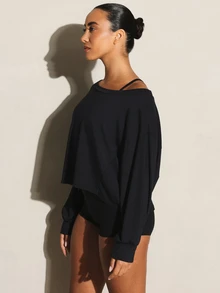 11SKNDS Atasan Crop Top Lengan Panjang Model Batwing Ukuran Besar dengan Leher Asimetris, Bahan Rajut Lembut yang Longgar dan Menjuntai, Kasual untuk Sehari-hari. - Hitam - View 2