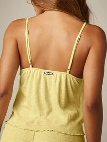 MISSGUIDED Conjunto de top de tirantes de punto calado y shorts mini con bajo con volantes y escote en V para vacaciones de verano - Amarillo - Ver 5