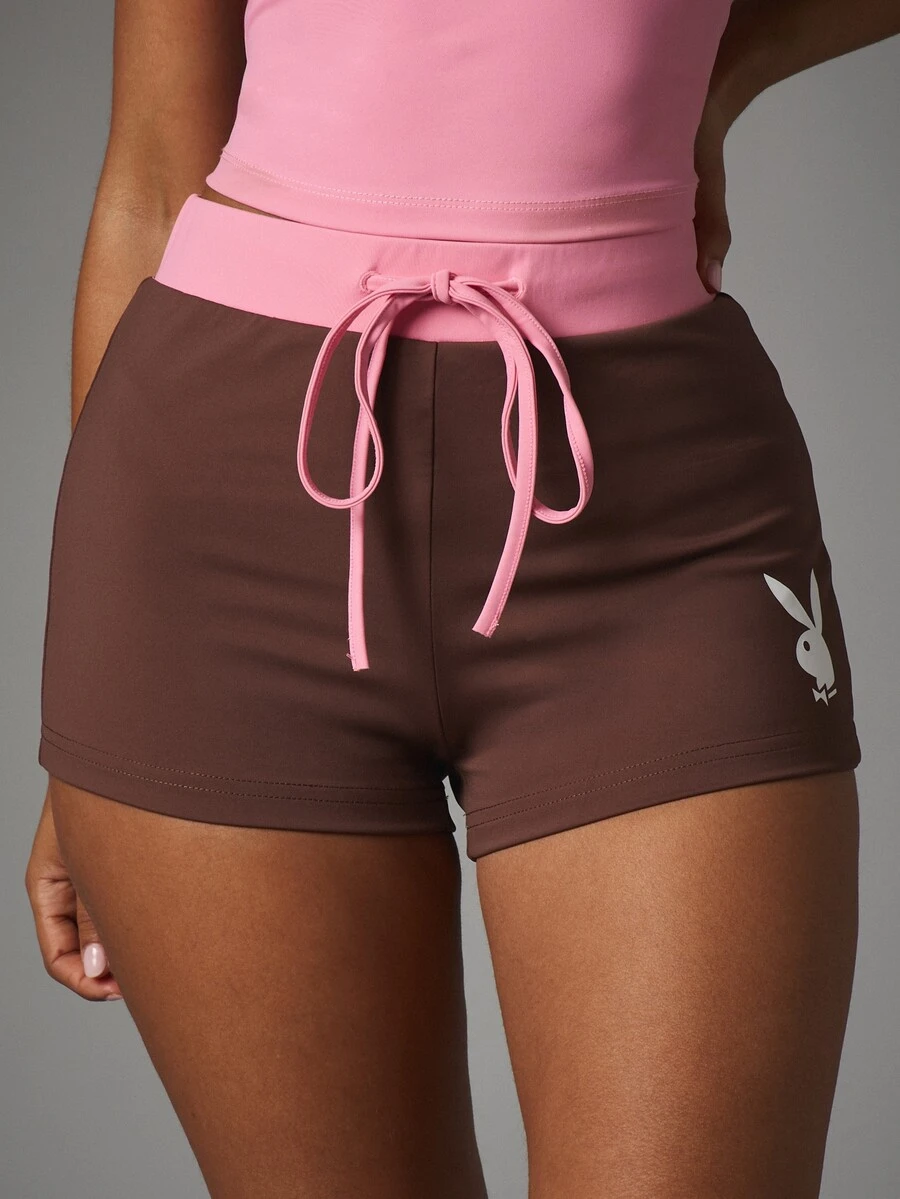 Missguided x Playboy Quần short mini cạp cao logo Bunny với cạp hồng tương phản và chi tiết dây rút thắt nơ - màu nâu - Xem 1