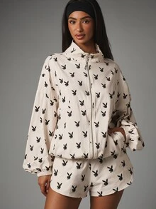 Missguided x Playboy جاكيت كاجوال بسحاب كامل فضفاض مع طباعة شعار الأرنب على كامل القطعة وأكمام طويلة وياقة بسحاب - كاكي - مشاهدة 1