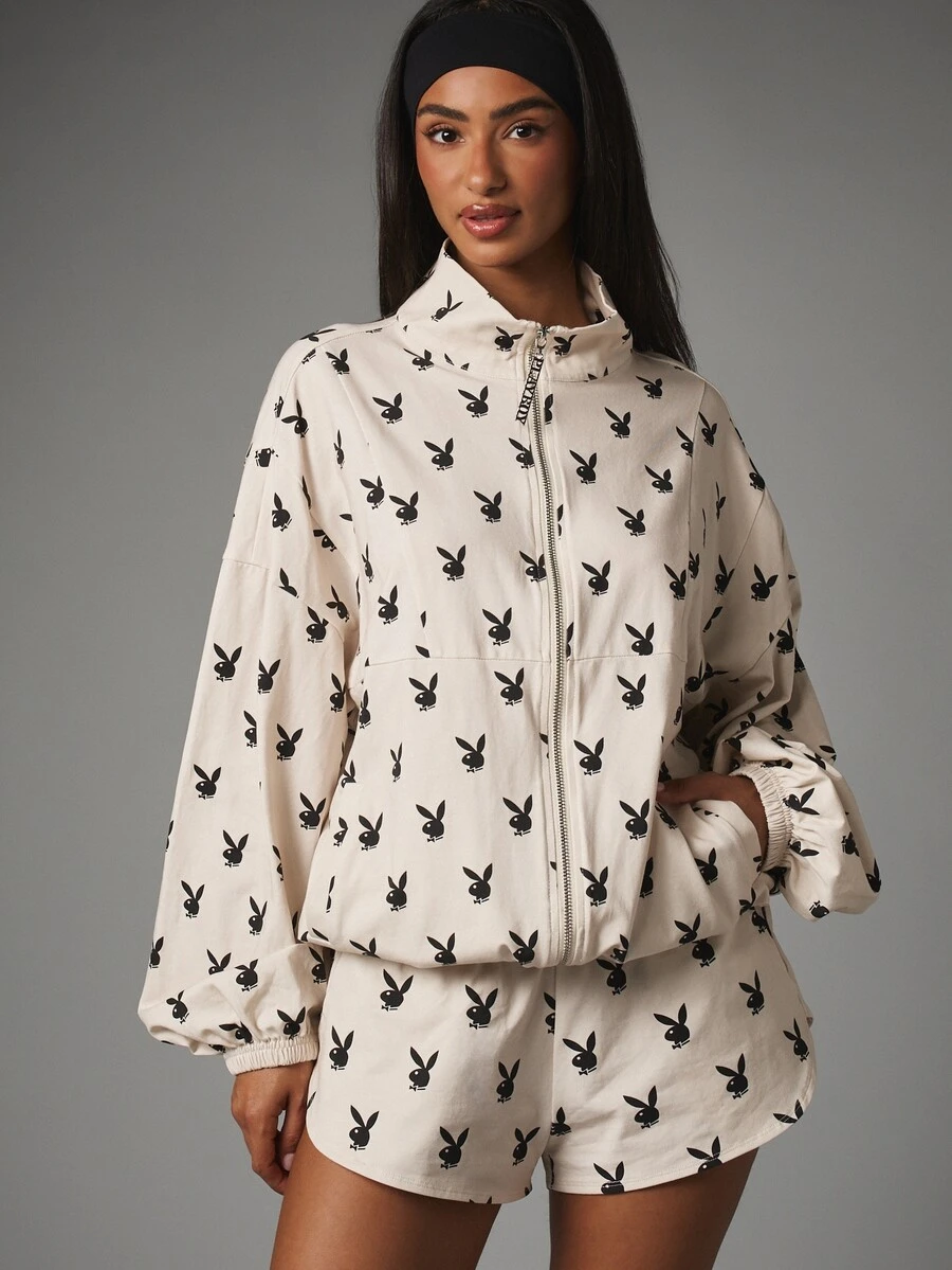Missguided x Playboy جاكيت كاجوال بسحاب كامل فضفاض مع طباعة شعار الأرنب على كامل القطعة وأكمام طويلة وياقة بسحاب - كاكي - مشاهدة 1