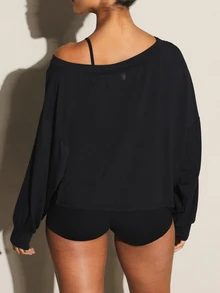 11SKNDS Atasan Crop Top Lengan Panjang Model Batwing Ukuran Besar dengan Leher Asimetris, Bahan Rajut Lembut yang Longgar dan Menjuntai, Kasual untuk Sehari-hari. - Hitam - View 4