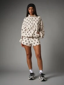 Missguided x Playboy جاكيت كاجوال بسحاب كامل فضفاض مع طباعة شعار الأرنب على كامل القطعة وأكمام طويلة وياقة بسحاب - كاكي - مشاهدة 3