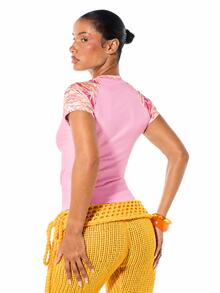 SUMWON WOMEN 藝妓圖案印花短版修身T恤，落肩花卉袖，日系 Lost In Paradise 設計 - 粉色 - 查看 2