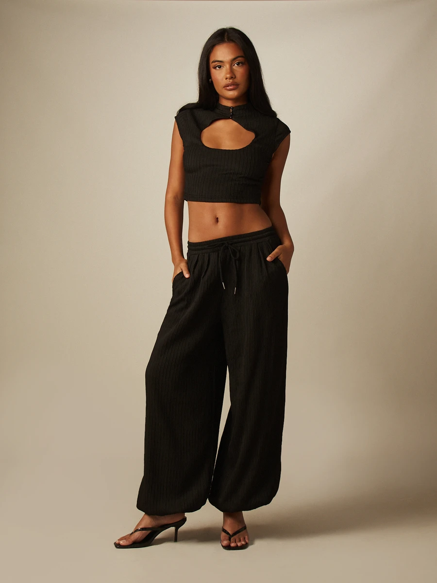 MISSGUIDED 羅紋針織套裝 高領鏤空短版上衣搭配寬腿抽繩休閒長褲 夏季兩件式穿搭 - 黑色 - 查看 1