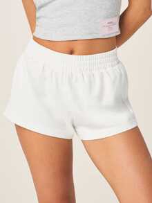 MISSGUIDED Mini shorts de sudadera con cintura elástica fruncida y etiqueta de parche de marca - Blanco - Ver 3