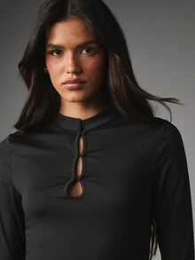 MISSGUIDED 長袖迷你洋裝，高領挖空設計，鈕扣裝飾與喇叭袖，適合派對與夜晚外出 - 黑色 - 查看 5