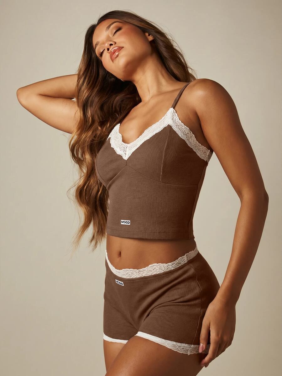 MISSGUIDED 羅紋蕾絲飾邊短褲與短版背心上衣套裝,V領可調式肩帶,附品牌標誌細節,居家休閒睡衣 - 棕色 - 查看 1