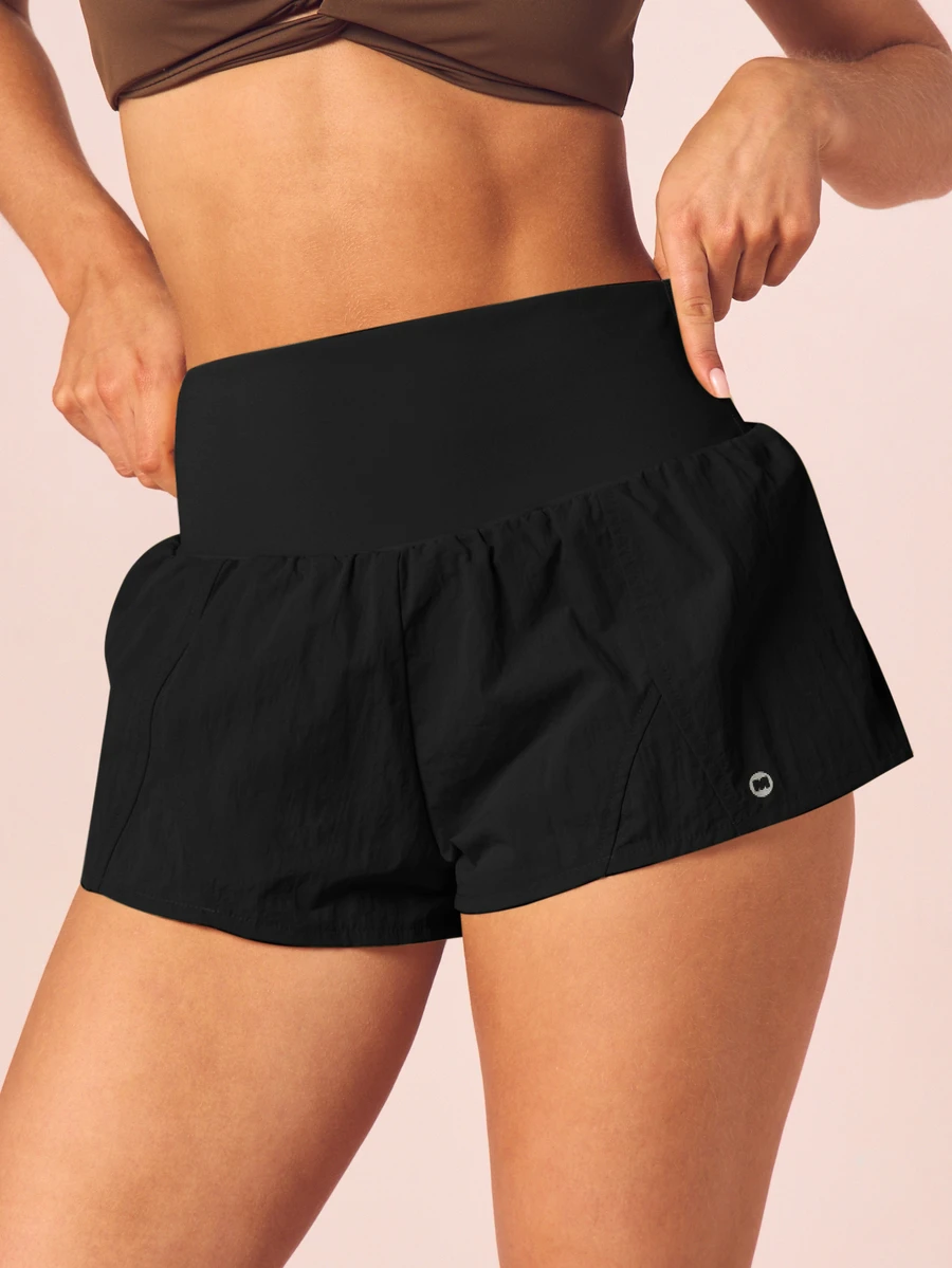 MISSGUIDED Shorts de running de cintura alta y fluidos con forro interior, shorts activos de largo mini con bolsillos laterales, ropa de fitness de verano - Negro - Ver 1