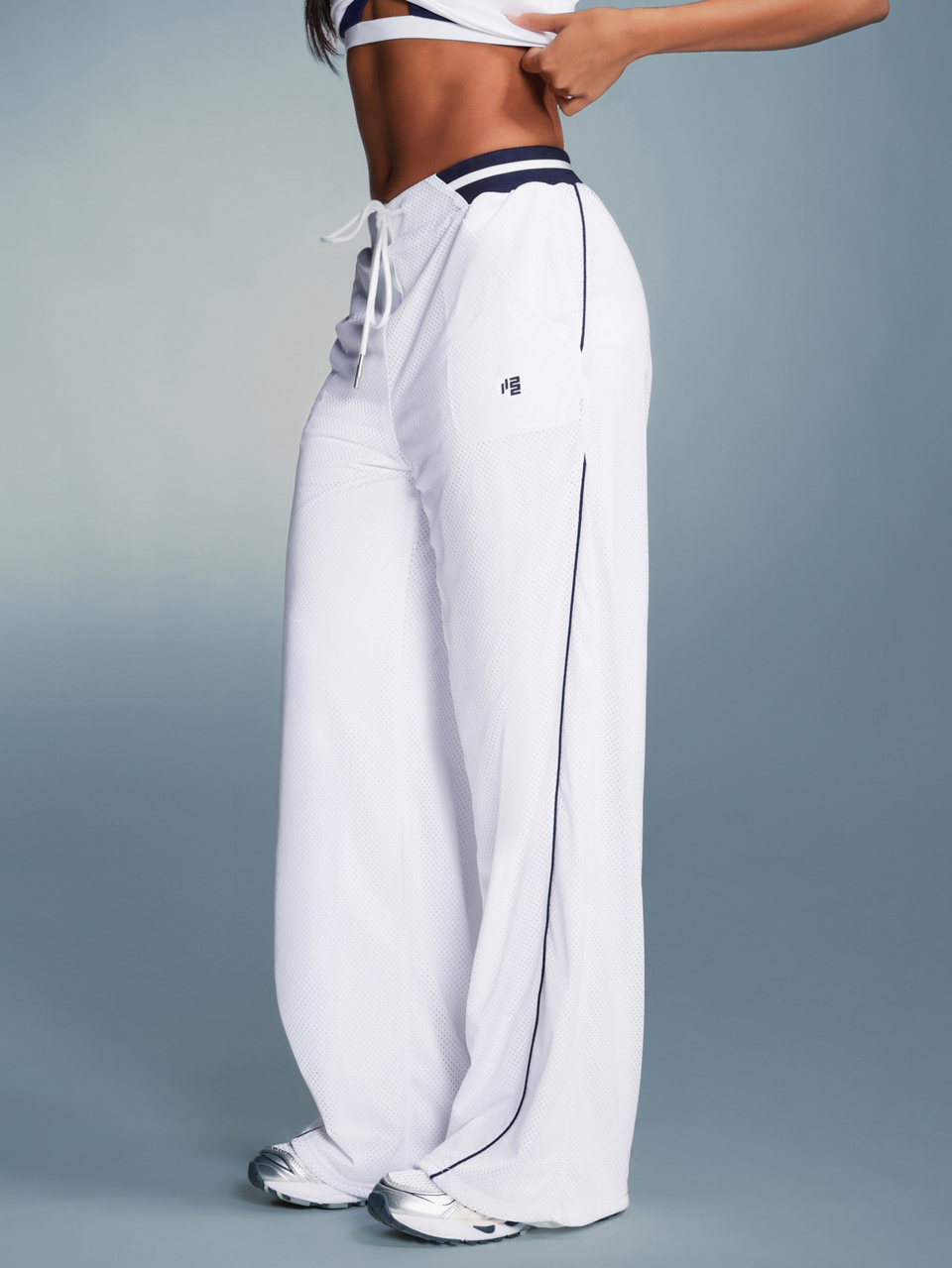 11SKNDS Weite Mesh-Hose mit marineblauem Kontrastpaspel, gestreiftem Bund mit Kordelzug und Seitentaschen, volle Länge, Sommer-Festival-Stil