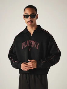 PLAYBOY X SUMWON Sweatshirt Crop Logo Arch Varsity dengan Kerah Polo, Trim Pipa Pink, Lengan Panjang, Potongan Longgar dan Boxy. - Hitam - View 4
