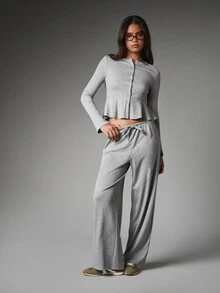 MISSGUIDED 羅紋針織荷葉邊短版上衣與寬腿休閒長褲套裝，鈕扣前襟與抽繩腰頭設計 - 深灰色 - 查看 1