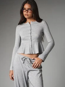 MISSGUIDED 羅紋針織荷葉邊短版上衣與寬腿休閒長褲套裝，鈕扣前襟與抽繩腰頭設計 - 深灰色 - 查看 5