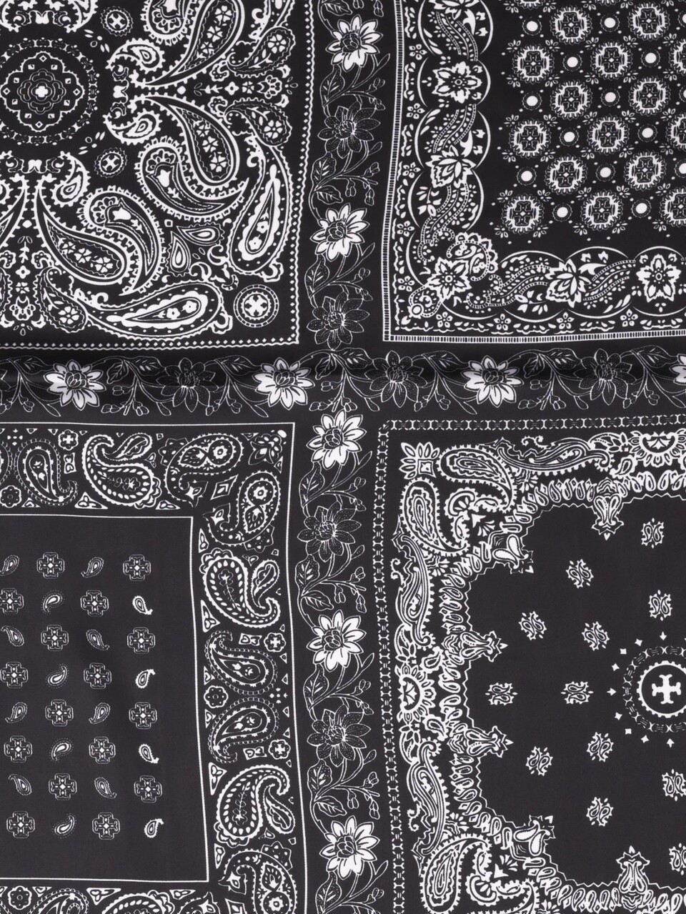 Paisley Bandana Schal mit vierteiligem Patchwork-Design, floralem Randdetail, Kreuz-Medaillon in der Mitte, klassischem Schwarz-Weiß-Muster