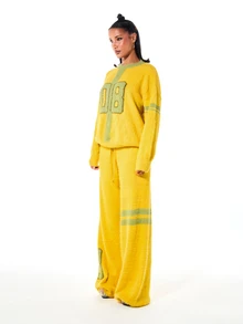 SUMWON WOMEN 毛絨寬腿長褲，附大學風數字貼花與對比條紋細節，抽繩腰頭，全長款 - 黃色 - 查看 4