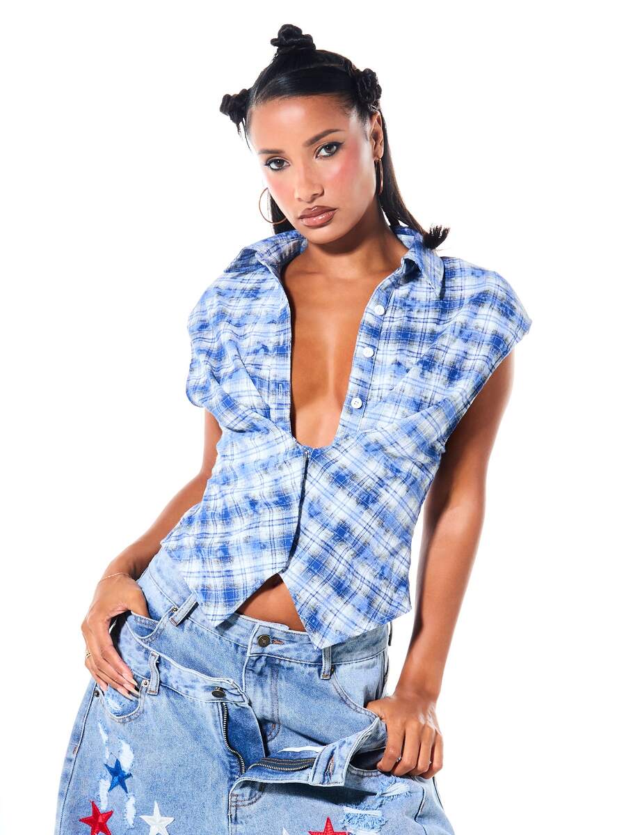 SUMWON WOMEN Camisa Cropped Xadrez Tie Dye com Decote Profundo e Detalhe de Cadarço de Espartilho nas Costas, Manga Curta, Top de Festival de Verão - Azul - Visão 1