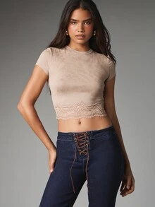 MISSGUIDED 水洗短版圓領短袖修身上衣，花卉蕾絲下擺飾邊，夏季音樂節風格 - 卡其色 - 查看 1