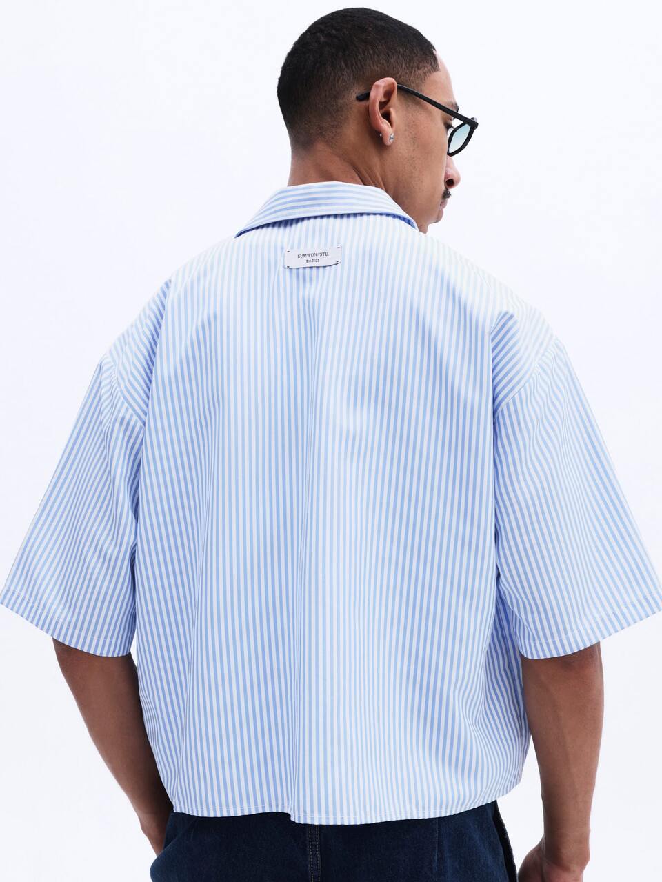 Chemise courte à rayures avec col demi-zip, col évasé, poche poitrine et détail de broderie script, style vacances d'été