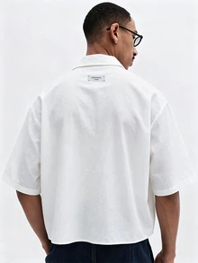 SUMWON 短版方正短袖鈕扣襯衫，附胸前口袋與文字刺繡，落肩設計，夏季度假休閒街頭風上衣 - 白色 - 查看 2