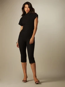 MISSGUIDED طقم من قطعتين من ملابس علوية قصيرة بياقة عالية وأكمام قصيرة وسروال كابري قصير منسوج ناعم ومناسب - الأسود - مشاهدة 1