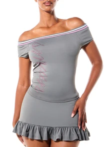 SUMWON WOMEN Vestido mini con hombros descubiertos, strass, estampado de letras, ribete a rayas, bajo con volantes y mangas cortas, estilo de fiesta de verano - Gris Oscuro - Ver 6