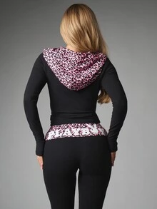 Missguided x Playboy Felpa con cappuccio corta con chiusura lampo e logo coniglio, stampa leopardata rosa, bordo a contrasto del cappuccio e polsini con fori per il pollice a maniche lunghe - Multicolore - Visualizzare 2
