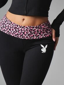 Missguided x Playboy بنطلون ليقنز بقصة واسعة من الأسفل مع شعار أرنب وطبعة نمر، خصر مطوي، طول كامل وخصر منخفض - متعدد الألوان - مشاهدة 4