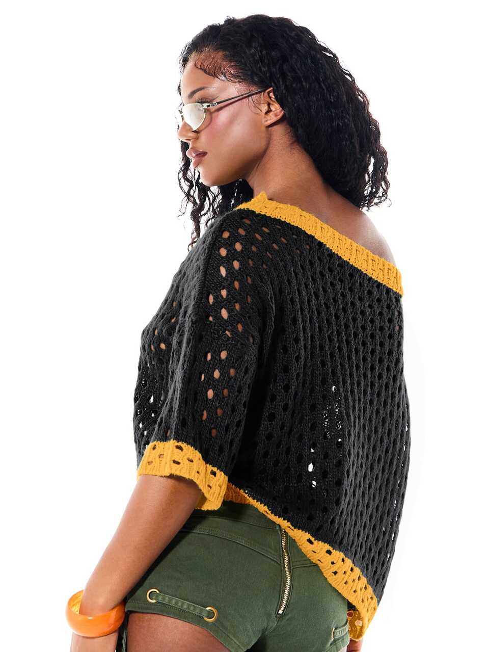 SUMWON Top de crochet de punto abierto con hombros descubiertos y parche de número