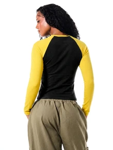 SUMWON WOMEN 插肩袖長袖短版上衣，字母 Logo 印花圓領雙色拼接修身 T-shirt，秋冬休閒夜店風 - 黑色 - 查看 2